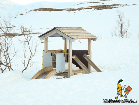 Eingeschneiter Spielplatz in Tromso